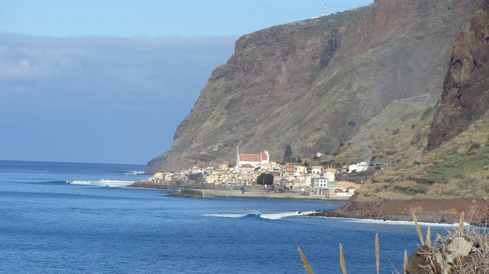 The village of Jardim do Mar on its coastal shelf below the cliffs west of Calheta