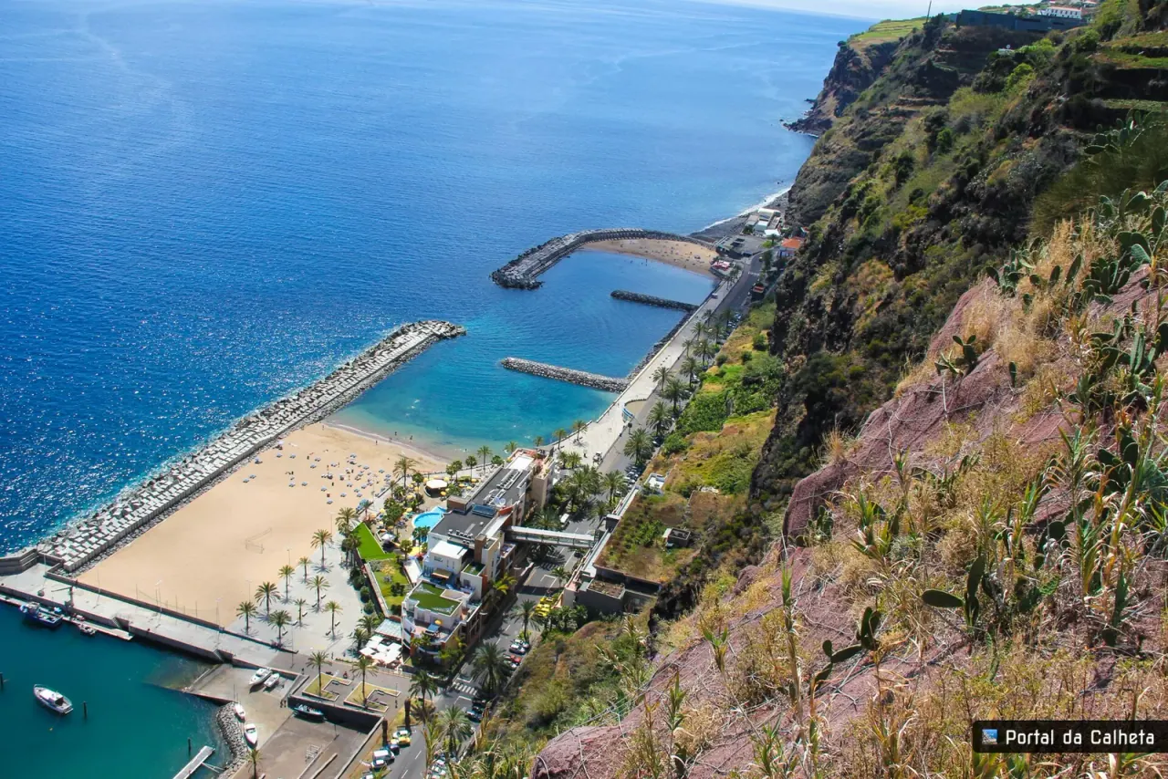 The promenade behind the sand at Praia da Calheta
