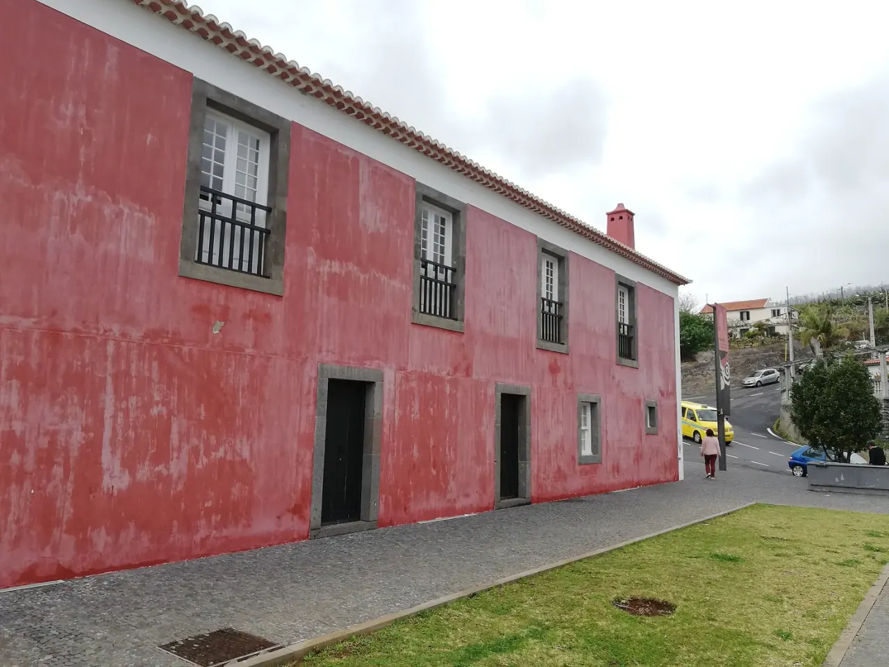The red-walled Casa das Mudas manor house above Calheta, which gives the museum its name